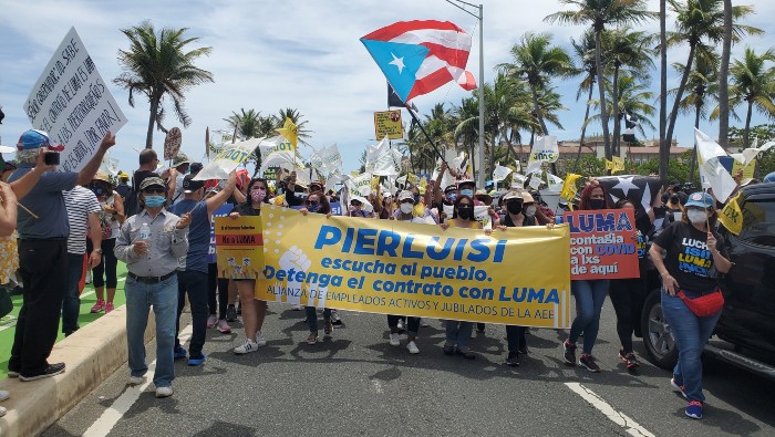 Miembros de la Utier y otras organizaciones de empleados de la estatal Autoridad de Energía Eléctrica marcharon contra el contrato de privatización que entrega la empresa pública a LUMA Energy.