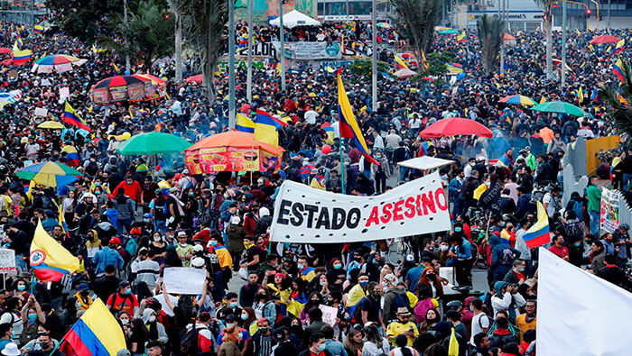 Miles de colombianos se movilizaron el sábado a pesar del anuncia de la mesa de diálogo en Bogotá.