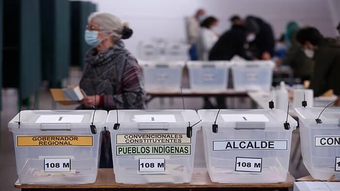 Los chilenos deberán escoger a los 155 integrantes de la Convención constitucional, 16 gobernadores, 345 alcaldes y 2.252 concejales de los 346 municipios del país.
