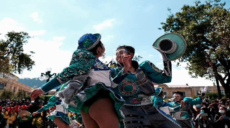 La ciudadanía salió a disfrutar de los bailarines y bandas musicales que llenaron de colores, tonadas y cultura la plaza Murillo de la capital boliviana, La Paz.