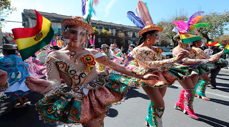 Los bolivianos han manifestado que no ven problema en que otros países repliquen la festividad, lo que exigen es el respeto y el reconocimiento sobre estas danzas originadas de Bolivia.