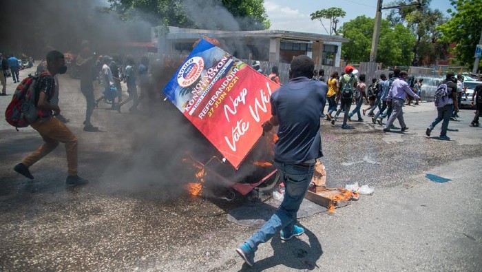 Uno de los partidos opositores, Pitit Dessalines, llamó a la ciudadanía a quemar los materiales electorales para boicotear el referendo.