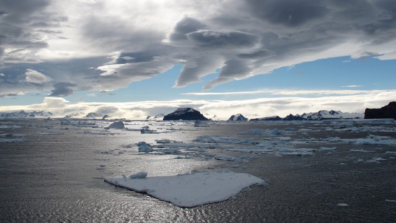 El calentamiento global traerá, entre sus consecuencias, un deshielo mayor a lo habitual de los casquetes polares y los glaciares continentales.