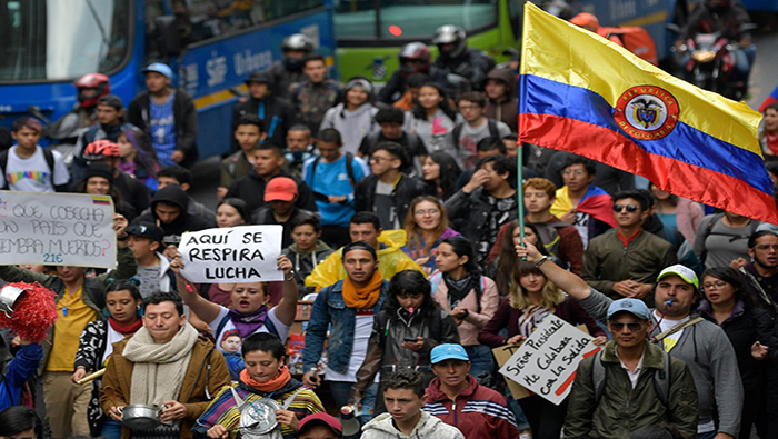 En ciudades como Medellín y Bucaramanga los estudiantes también salieron a las calles, con pancartas y cánticos.