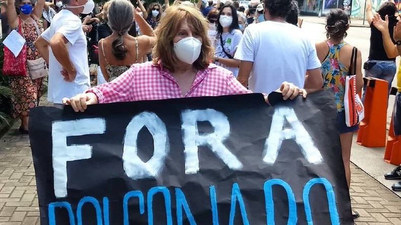 El conocido rostro de las telenovelas brasileñas, Renata Sorrah, se sumó este fin de semana a las manifestaciones contra el gobierno de Bolsonaro.