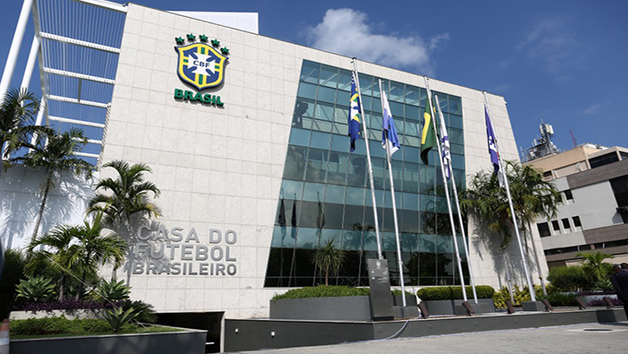 “Tras enormes protestas y con una pandemia muy grave, el gobierno de Bolsonaro acepta acoger el campeonato”, dijo PSOL.