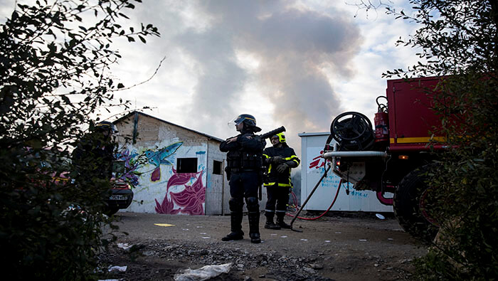 Policías desmontan el campo de refugiados cerca del hospital de Calais.