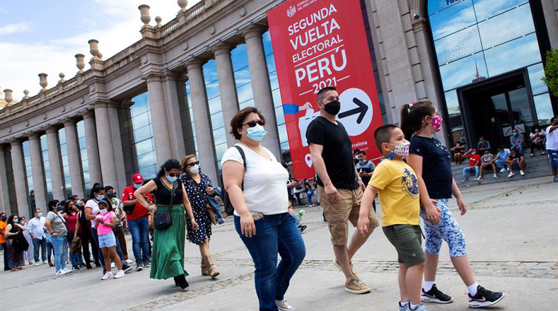 Peruanos y mexicanos celebran jornada electoral este domingo