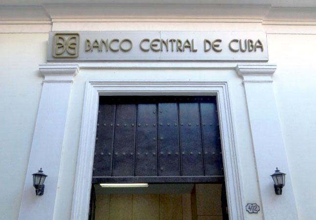 Debido al bloqueo económico de EE.UU., desde el 2005 hasta la actualidad, 35 bancos cerraron sus operaciones con Cuba.