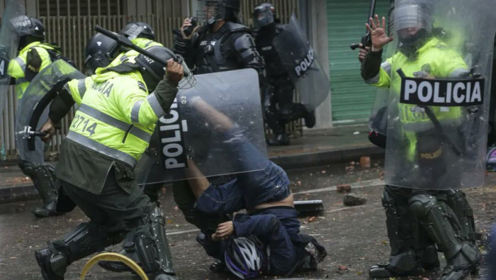 La represión policial registrada la noche del jueves en Bogotá dejó un saldo de al menos siete manifestantes heridos.