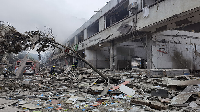 Alrededor del mediodía, los equipos de rescate lograron sacar a 150 personas de entre los escombros del complejo habitacional.
