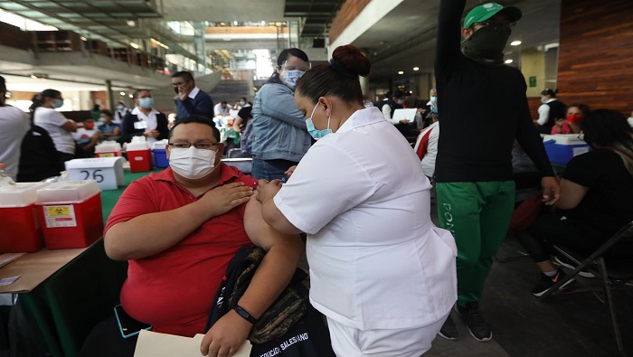 Del total de vacunados en México 11 millones 282. 504 personas cuentan con medio esquema de vacunación.