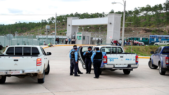 Funcionarios policiales ingresan a la cárcel de La Tolva para intentar contralar la riña.