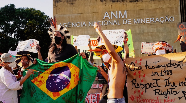 Jóvenes indígenas brasileños llegaron hasta la Agencia Nacional de Minería pidiendo que no se explotaran más sus territorios en la Amazonía.