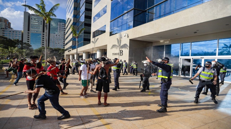 Tropas de choque han reprimido las manifestaciones que han llegado a  Brasilia para luchar por la tierra, el territorio, la autonomía y el mantenimiento de sus derechos.