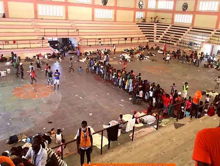 Miles de refugiados siguen sin poder regresar a sus hogares en Puerto Príncipe (capital) refugiándose en centros deportivos.