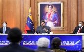 "Estamos de pie y enteros, dispuestos a luchar y estamos venciendo en medio de tantas agresiones imperiales", comentó el mandatario venezolano.