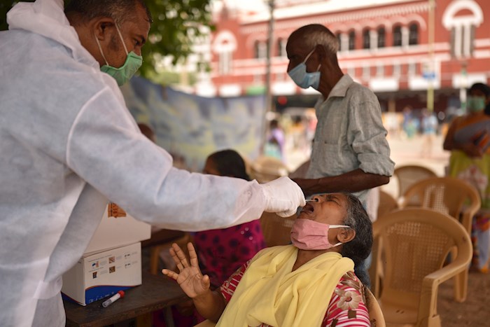India enfrenta una subida de casos en las últimas semanas, jalonados por la circulación de variantes más contagiosas del virus de la Covid-19.
