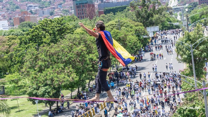 Recuentos independientes de organizaciones de derechos humanos elevan a casi un centener el número de fallecidos a manos de la represión estatal en Colombia.