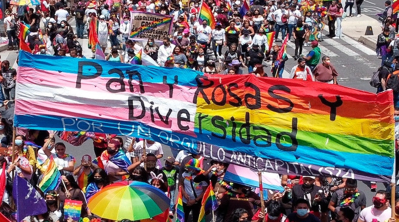 Este año, la conmemoración número 52 del orgullo de la comunidad LGBTQ+ estuvo marcada por llamados de justicia, con una clara postura política y social.
