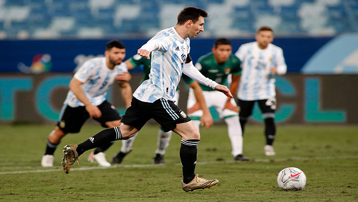 Argentina no bajo los brazos y siguió dominando las acciones del compromiso y generó varias llegadas de gol donde Lampe logró despejar el balón.