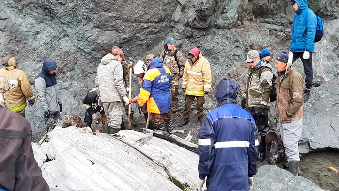 Las labores de búsqueda de los cuerpos se han visto entorpecidas por la condiciones climáticas y lo accidentado de la zona del accidente.