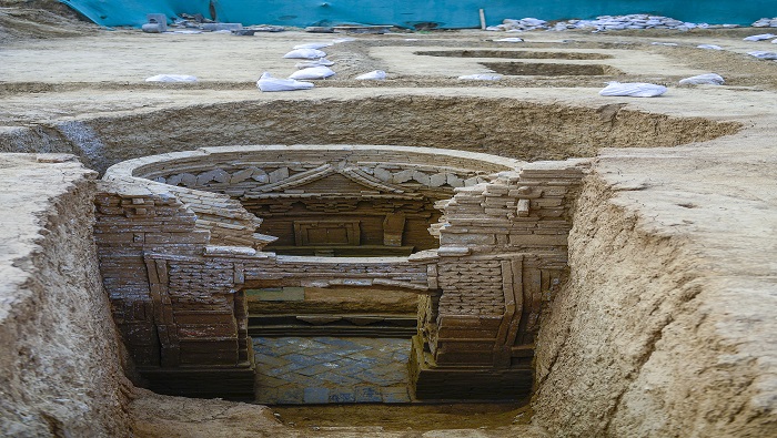 Los arqueólogos hallaron más de 60 fragmentos de cerámica y porcelana, además de espejos de bronce y monedas de cobre.