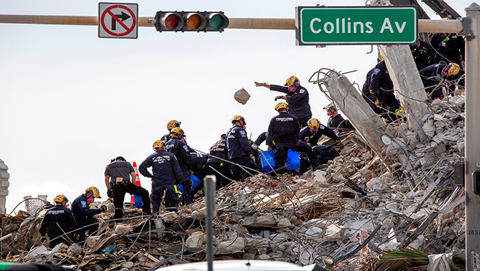 Equipos de bomberos y rescatistas siguen en la búsqueda de cadáveres en los escombros del edificio.