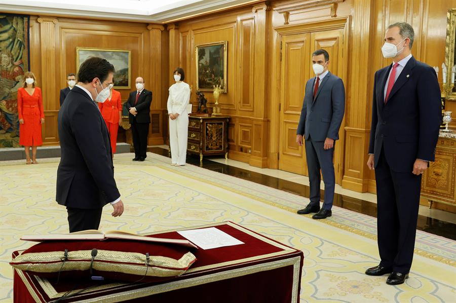 El nuevo gabinete, con mayoría femenina, tomó posesión ante el rey Felipe VI en cumplimiento de la Constitución española.