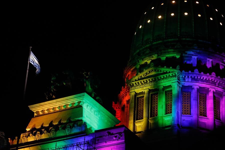 Desde el 2010 Argentina conmemora casarse con igualdad, primer país latinoamericano en aprobar el matrimonio igualitario.