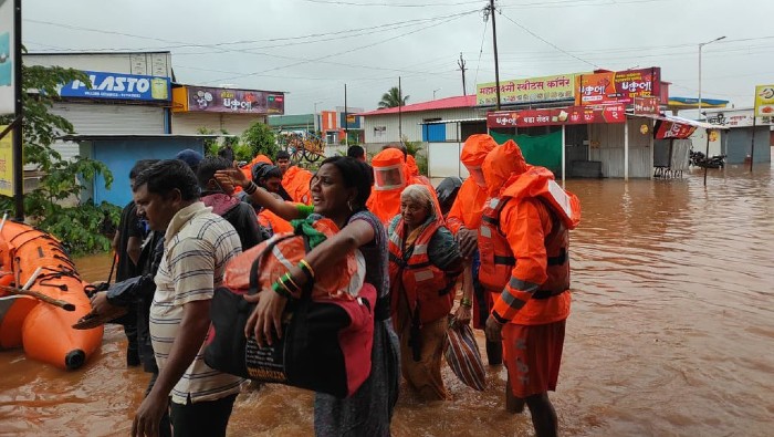 Los deslizamientos de tierra provocados por las inundaciones en la India han dejado varios fallecidos, desaparecidos y personas atrapadas en espera de rescate.