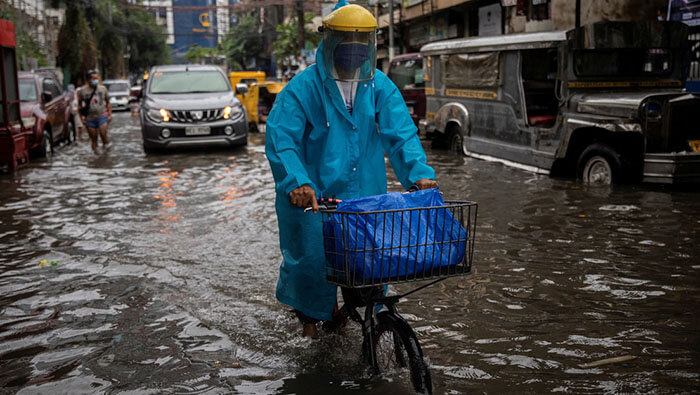 En Manila varias carreteras y avenidas permanecen inundadas a causa de las fuertes lluvias.