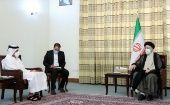El presidente electo de Irán, Seyed Ebrahim Raisi (derecha), manifestó al Canciller de Catar que ambos países son hermanos de religión y socios regionales.