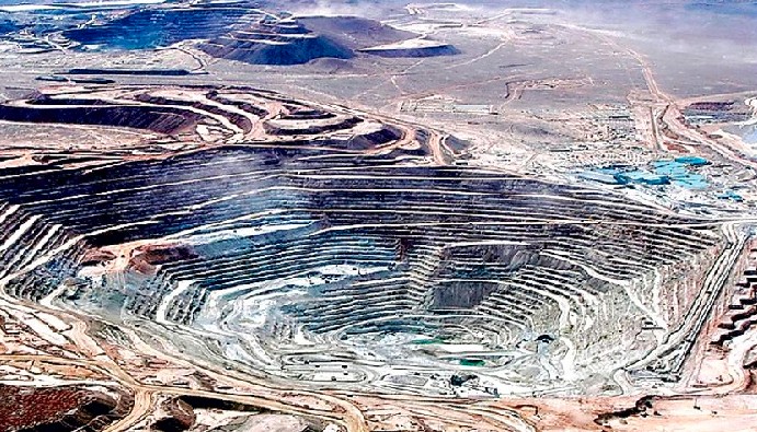 La firma australiana BHP Billiton es el accionista mayoritario de la mina con una participación del 57,5 por ciento.