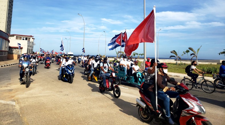 Convocados por la Unión de Jóvenes Comunistas (UJC), los jóvenes cubanos salieron en caravana por el malecón de La Habana, desde La Chorrera hasta la Plaza 13 de marzo.
