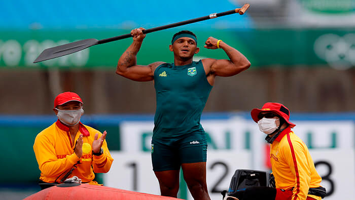 Isaquias Queiroz celebra tras ganar medalla de oro en los 1000m canoa individual masculina en los Juegos Olímpicos 2020.