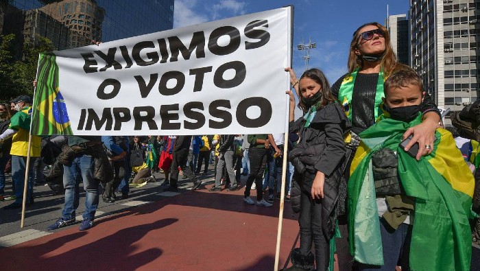Bolsonaro y sus partidarios reclaman el regreso al sistema de voto impreso, porque consideran que el electrónico es fuente de fraude.