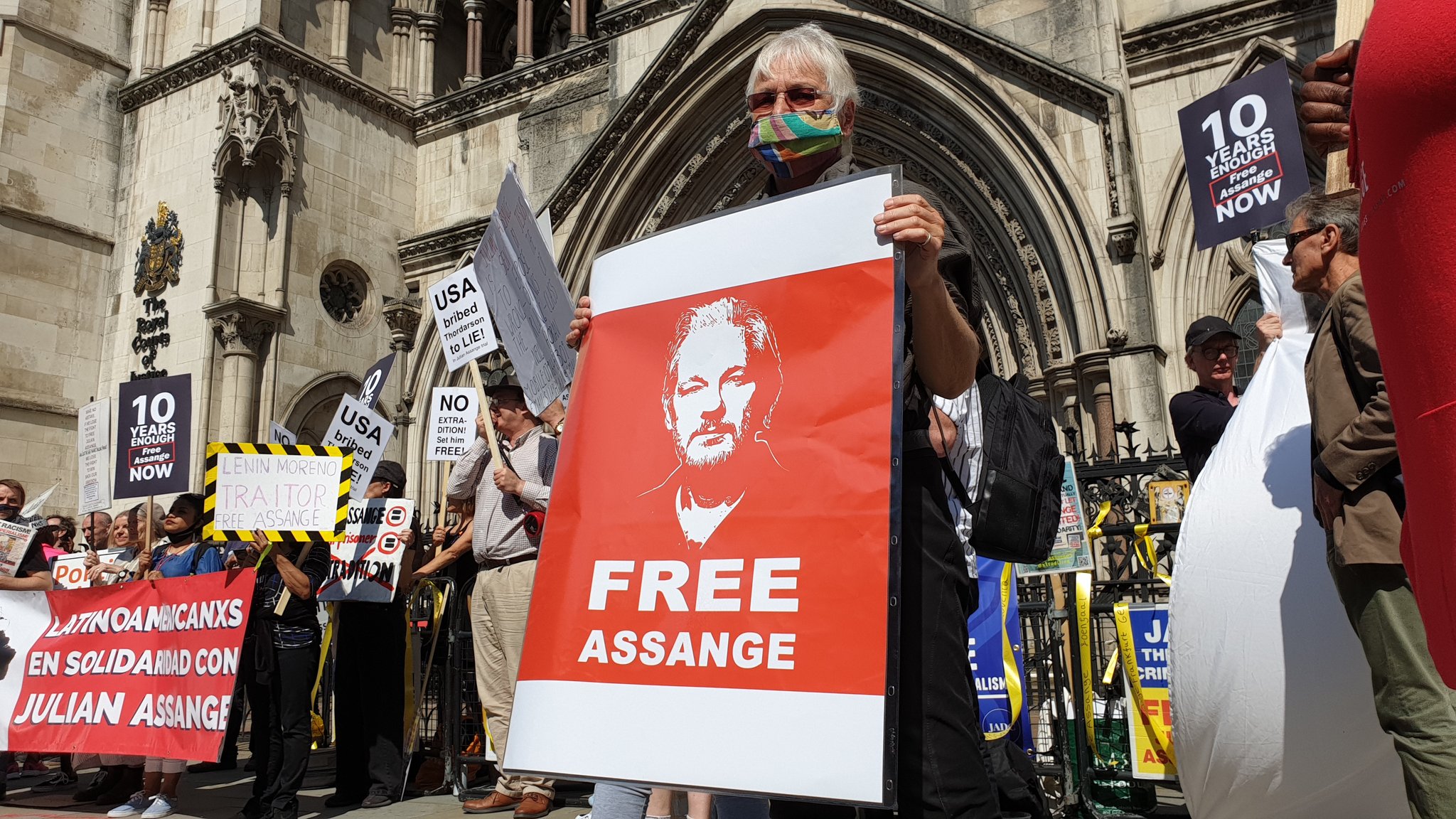 Un centenar de manifestantes protestaron a las afueras Tribunal Superior de Inglaterra y Gales donde se celebró la audiencia preliminar sobre extradición de Assange.