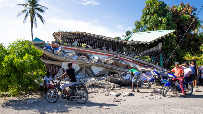 El temblor en la nación caribeña también dejó al menos 1.800 heridos y centenares de desaparecidos.