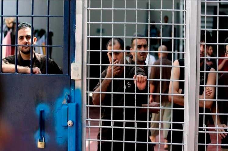 A los presos palestinos en cárceles israelíes se les priva de atención médica y alimentación adecuada.