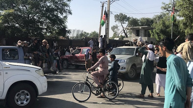 Este domingo 15 de agosto capturaron la ciudad Jalalabad, en el oriente de Afganistán, para dejar a Kabul, la capital, aislada totalmente. Los insurgentes quedaron a la espera del abandono del país por parte de las últimas tropas estadounidenses.