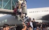 La suspensión de los vuelos se debe a la multitud de afganos que se encuentran en la pista tratando desesperadamente de abandonar el país.