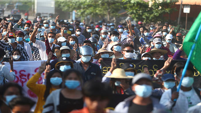 Miles de personas han manifestado en Myanmar en contra del Gobierno militar.