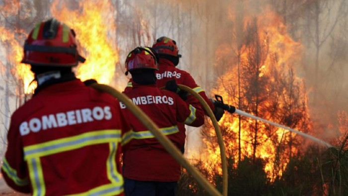 Los bomberos portugueses luchan contra incendio en 14 de los 18 distritos del territorio continental de Portugal.