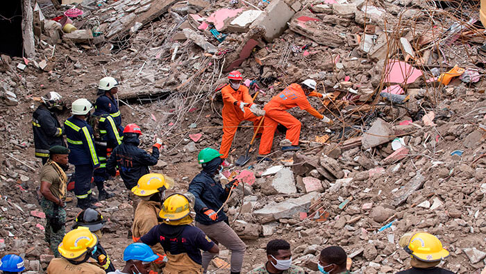 Funcionarios de Protección Civil de Haití continúan las labores de búsqueda de cuerpos tras el sismo del 14 de agosto.
