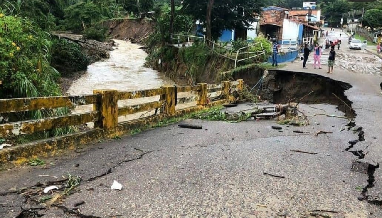 Las autoridades departamentales indicaron que se han registrado afectaciones en varias carreteras acceder a los municipios.