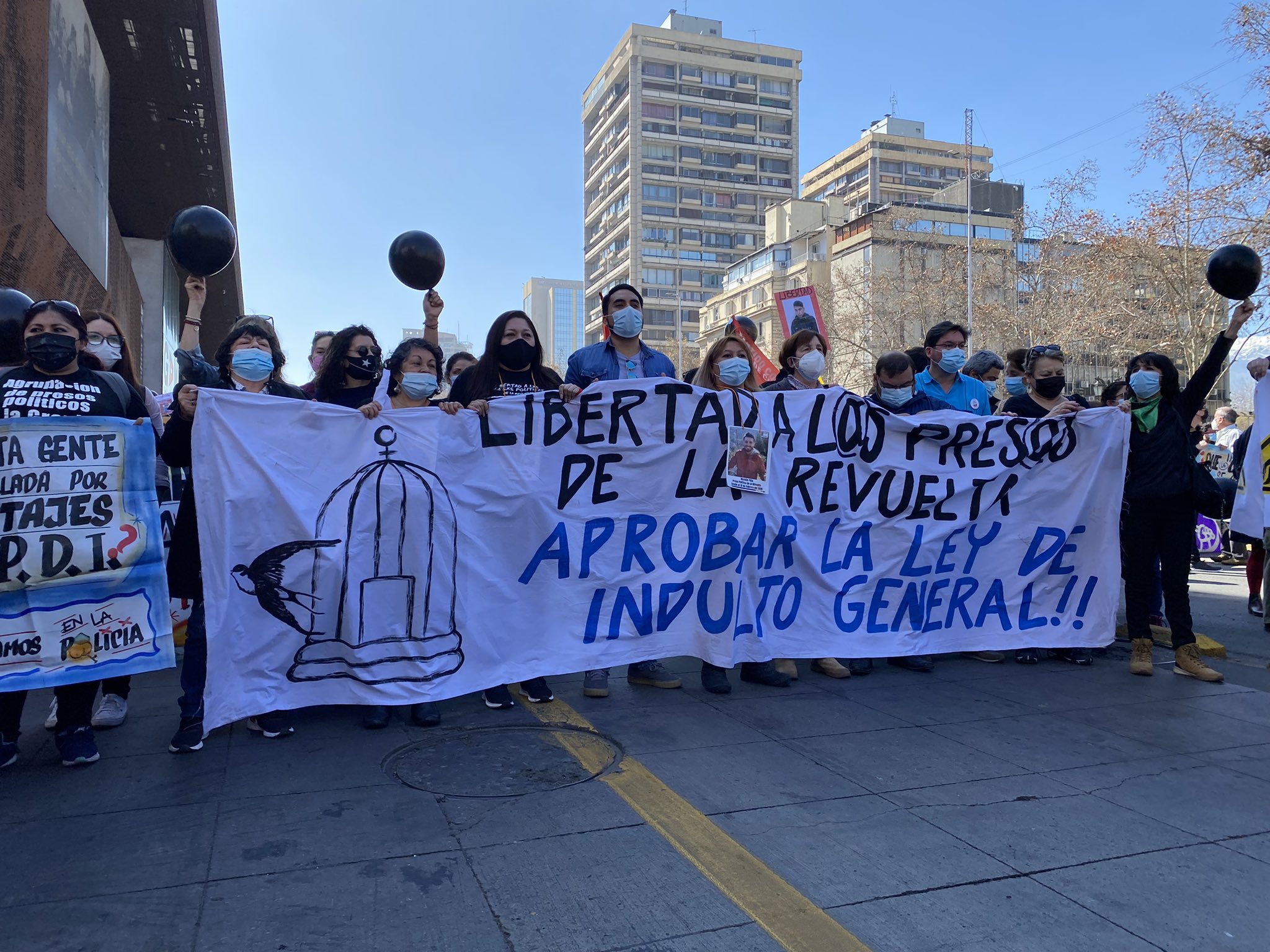 Los manifestantes se han congregado en las principales avenidas y frente a Instituciones gubernamentales de Santiago.