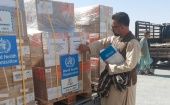 La ayuda internacional arribó por la ciudad de Mazar-i-Sharif, en el norte del país, en un vuelo de la aerolínea Pakistan International Airlines con 12.5 toneladas de productos sanitarios.