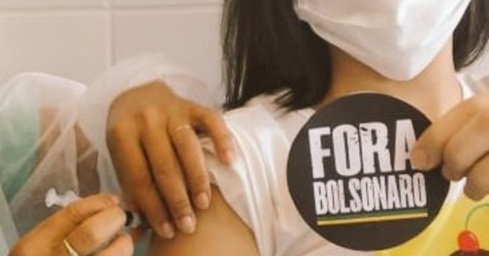 La campaña Fuera Bolsonaro, en las últimas semanas, se ha trasladado también al escenario de la vacunación masiva donde los brasileños se hacen autorretratos con el pinchazo y la consigna antigubernamental.