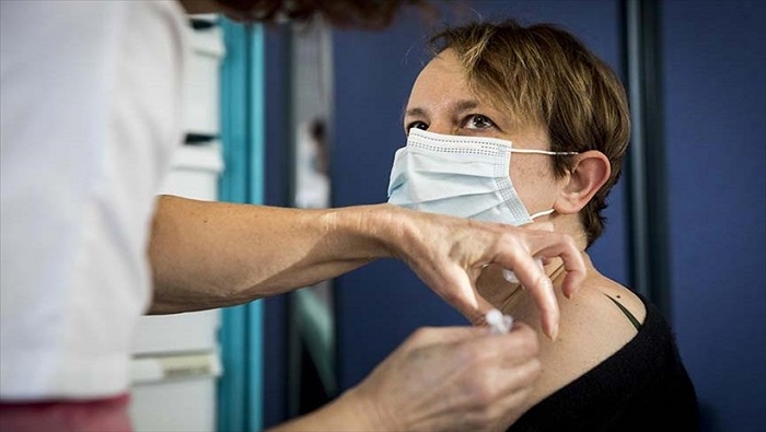 En esta jornada de vacunación, el Ministerio de Salud francés registró que 48.767.471 personas recibieron su primera inyección.